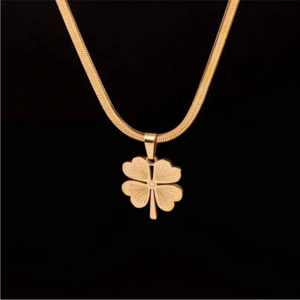 Women’s Gold Single Clover Pendant Stainless Steel Necklace Versatile Minimalist